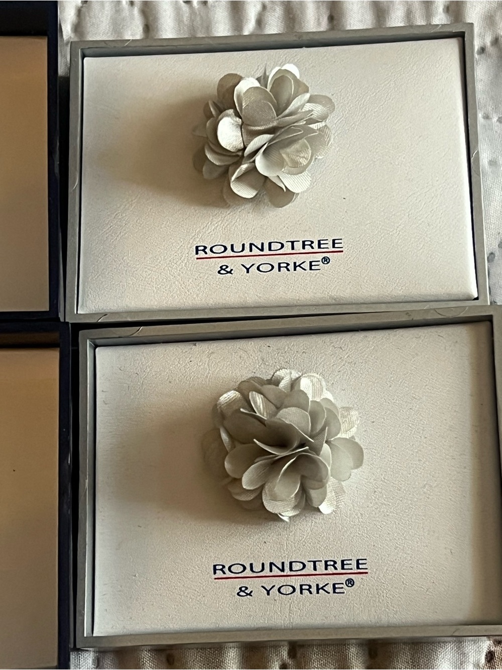 Roundtree & Yorke Beige Floral Lapel Pins Set